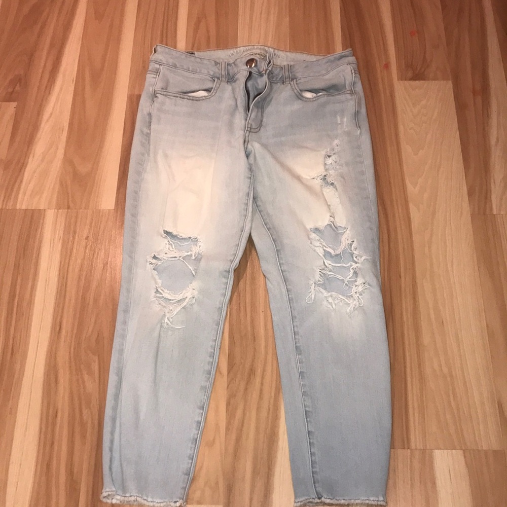 American Eagle ripped light wash capri jeans!